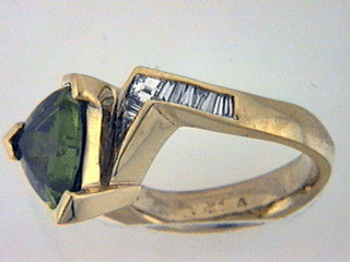 18ky Peridot & Diamond Ring